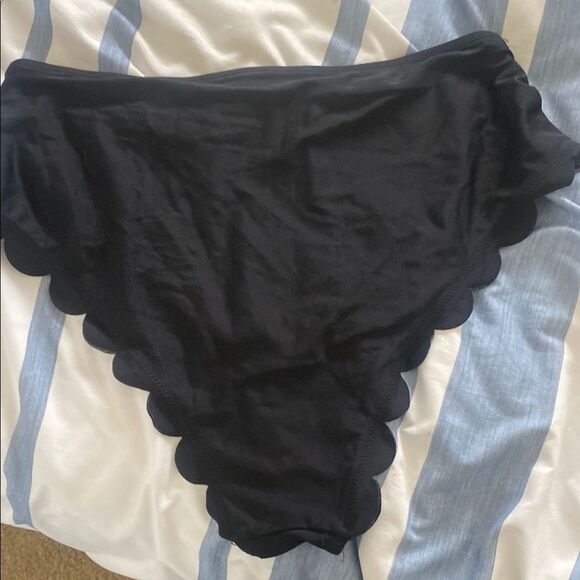 Black rear Scalloped Bikini Bottom - Picture 1 of 2